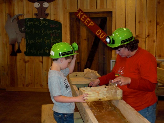 kids_gem_mining